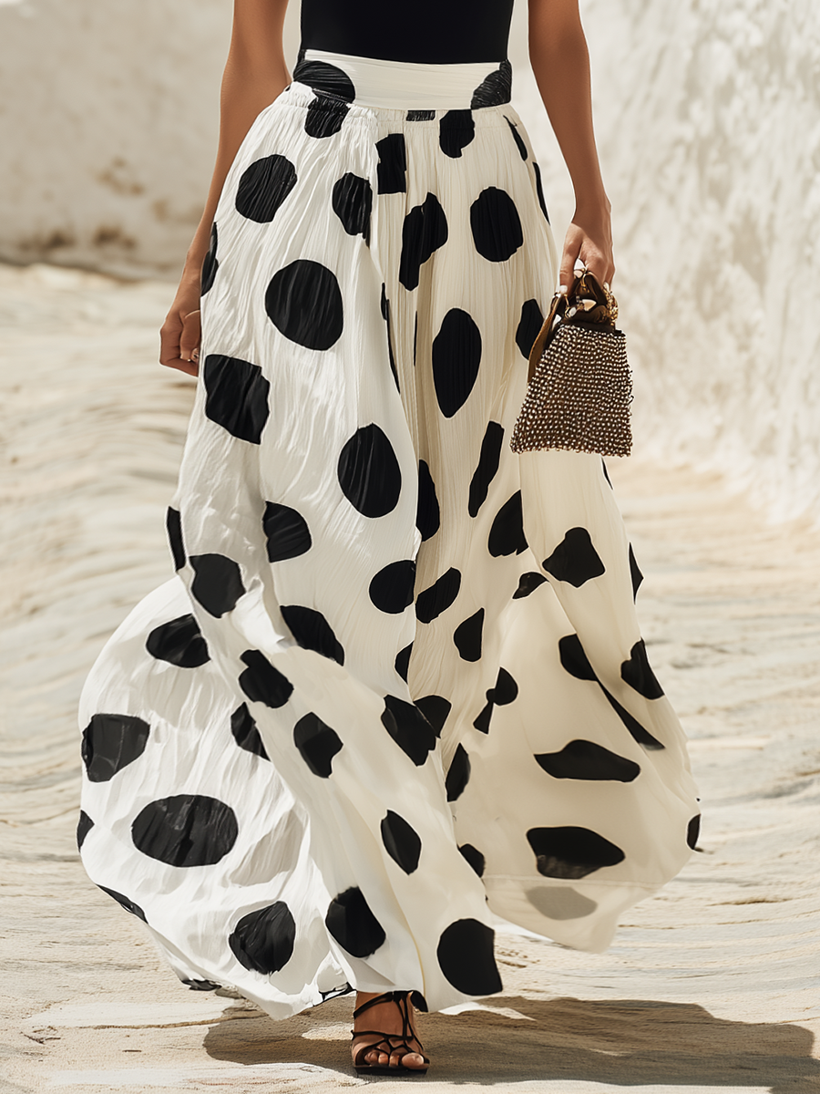 Maxi dress in polka dot chiffon, with short sleeves and neckline, vacation style