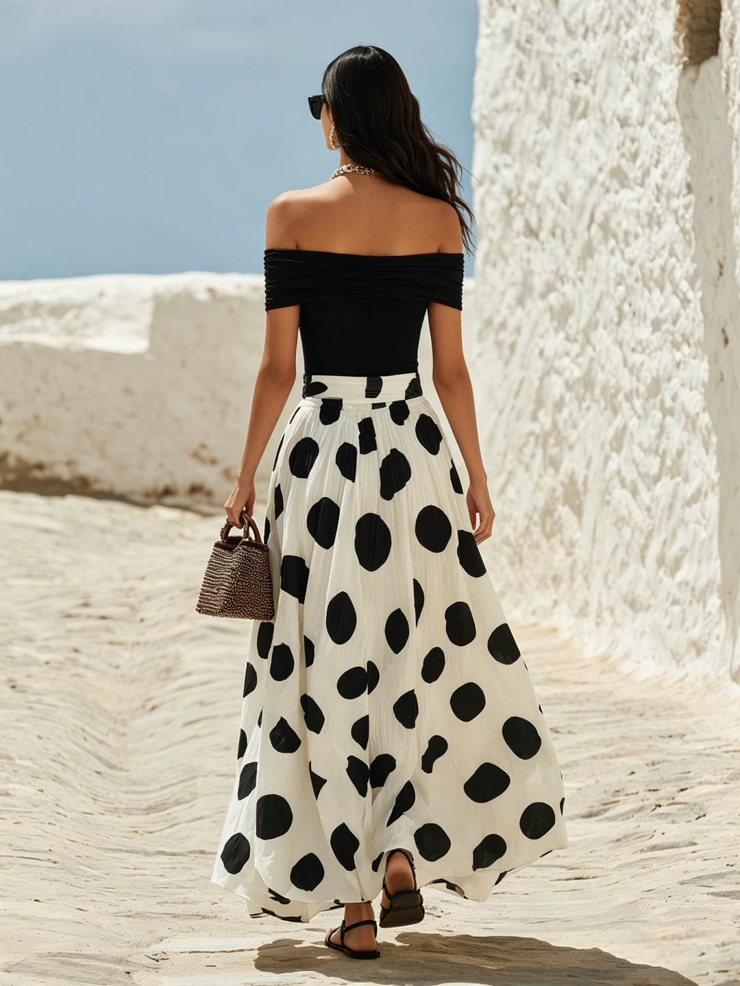 Maxi dress in polka dot chiffon, with short sleeves and neckline, vacation style