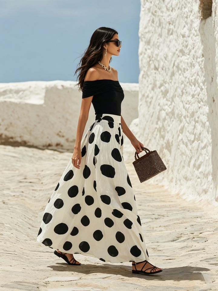 Maxi dress in polka dot chiffon, with short sleeves and neckline, vacation style